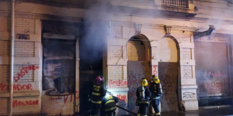 Confirman investigación por presunta violación tras incendio en casona del Barrio Puerto en Valparaíso