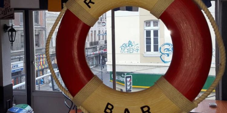 Al borde del cierre definitivo están emblemáticos locales de Valparaíso por la crisis sanitaria