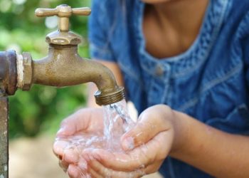 Crisis sanitaria: senadora Allende advierte que urge modificar la Constitución y garantizar el acceso al agua en Chile