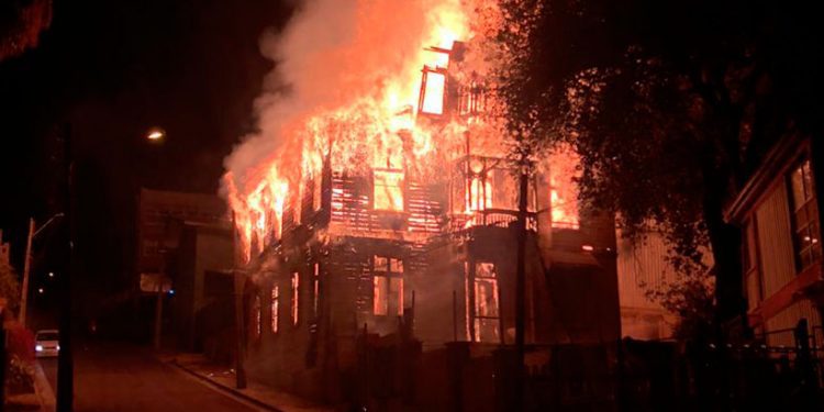 Dos personas resultan detenidas tras incendio en casona antigua de Valparaíso