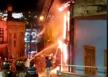 Al menos 10 damnificados deja incendio que afectó a casona de dos pisos en el cerro Cordillera de Valparaíso
