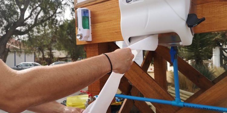 Covid-19: en Zapallar instalan lavamanos en la vía pública para combatir la pandemia