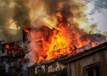 Diez compañías de Bomberos de Valparaíso trabajan en incendio que afecta a viviendas del cerro Santo Domingo