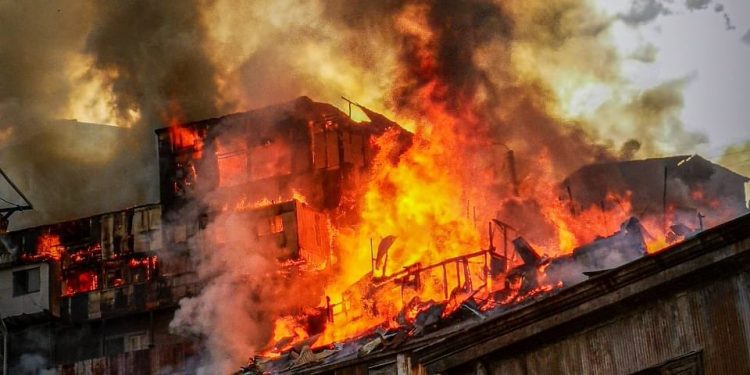 Diez compañías de Bomberos de Valparaíso trabajan en incendio que afecta a viviendas del cerro Santo Domingo