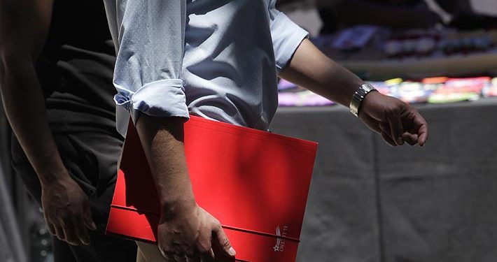 Desempleo en el Gran Santiago alcanza la cifra más alta en 20 años: 15,6%