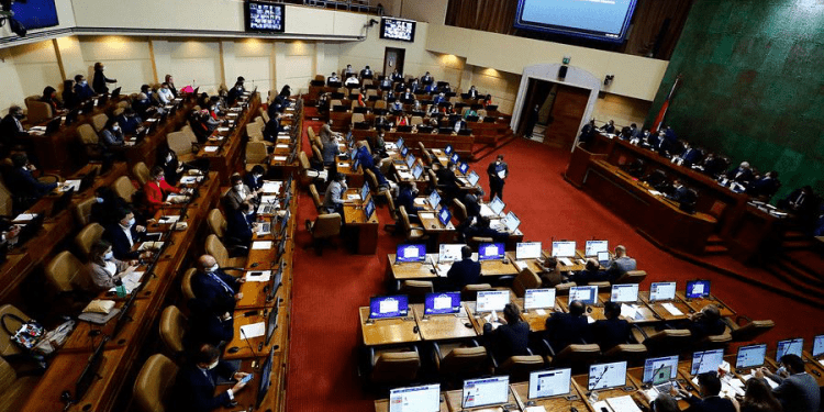 Informe de Comisión Mixta sobre rebaja de dieta parlamentaria es aprobado por la Cámara de Diputados