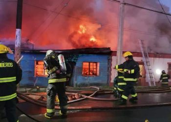 Confirman una persona fallecida en incendio estructural que afectó a cinco viviendas en Limache