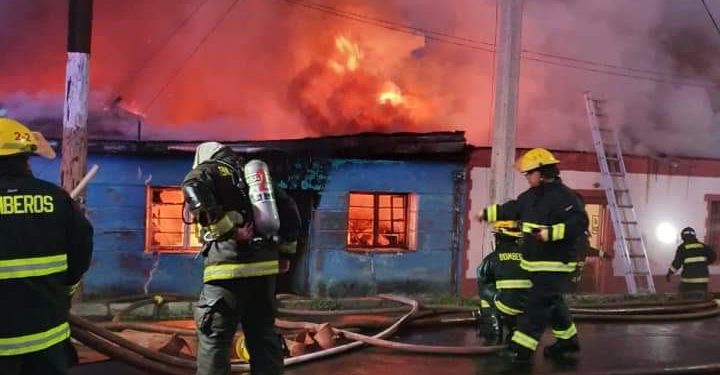 Confirman una persona fallecida en incendio estructural que afectó a cinco viviendas en Limache