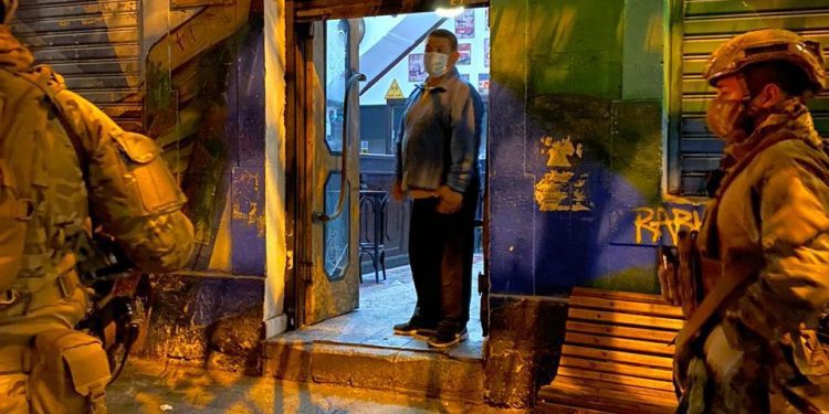 Ocho personas son detenidas en el interior de bar Roma en Playa Ancha por funcionar pese a prohibición