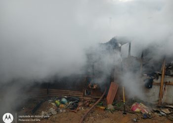Incendio afecta a dos viviendas del Campamento Felipe Camiroaga de Viña del Mar: una resultó con daño total