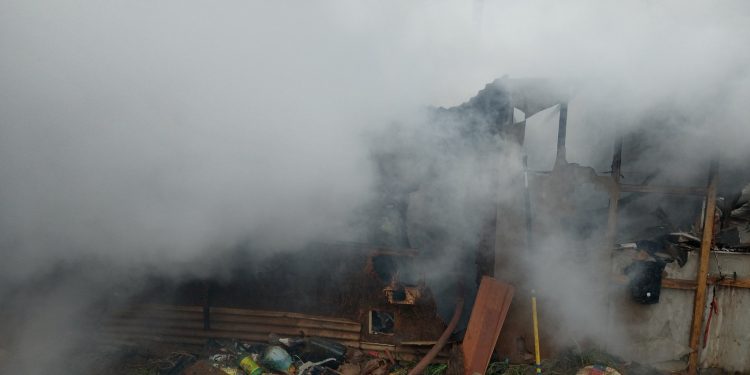 Incendio afecta a dos viviendas del Campamento Felipe Camiroaga de Viña del Mar: una resultó con daño total