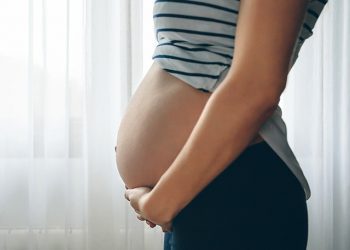 Al menos unas 2 mil embarazadas podrían padecer Covid-19 durante este año en Chile según especialista