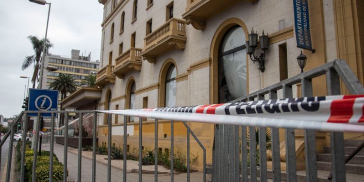 Presentarán denuncia en el Ministerio Público por paciente con Covid-19 del Hotel O’Higgins que habría escupido desde una ventana del recinto