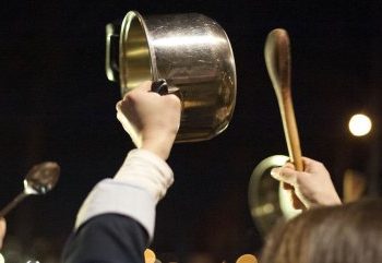 Realizan cacerolazo en contra de la delincuencia tras asesinato de hombre en Concón