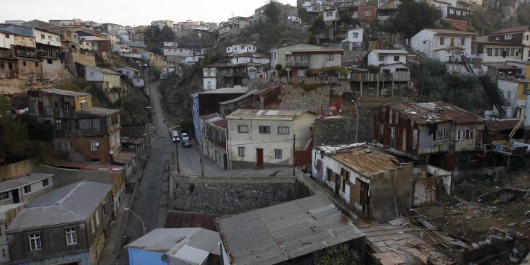 Experto advierte que si el Covid-19 llega a los cerros de Valparaíso podría desatarse una tragedia