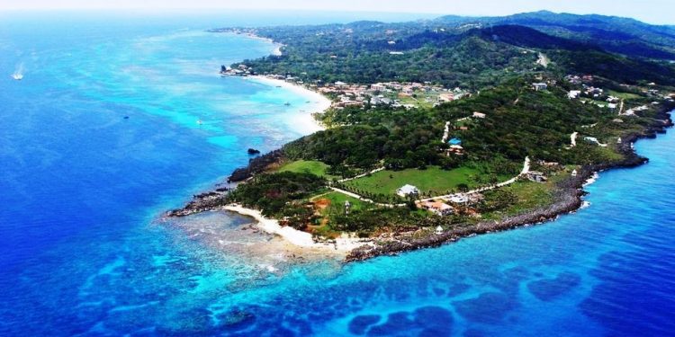 Viñamarinos piden a Cancillería que los ayuden a retornar a Chile desde isla en Honduras, donde están aislados hace 45 días