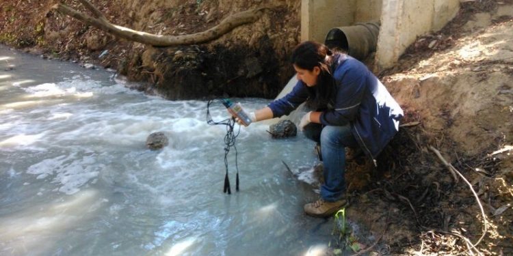 Estudio que evidencia mala calidad del agua de estero El Sauce de Valparaíso es liderado por investigadora de la UPLA