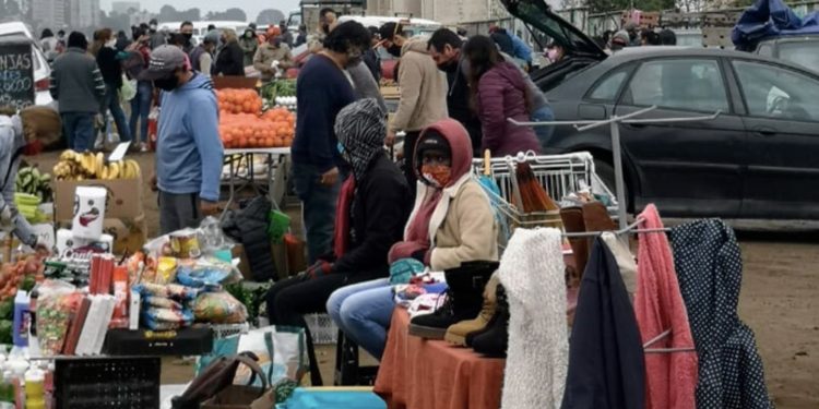 Denuncian aumento del comercio ambulante en el centro de Concón y lo atribuyen al cierre de la feria dispuesto por el municipio