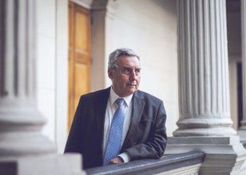 Ennio Vivaldi: “Chile parecía vivir feliz sin asumir la desigualdad, la precariedad y el descontento”