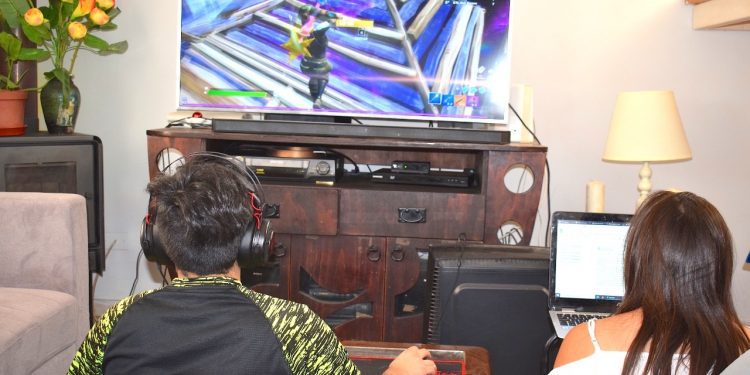 ¿Quiere evitar comportamientos adictivos con videojuegos en sus niños durante la cuarentena?: psicólogo de la UPLA entrega consejos