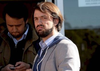 Polémica al rojo vivo: Sharp anuncia acciones legales contra administradores de cuenta de Twitter que lo increpó por supuesto mal uso de donaciones para ollas comunes