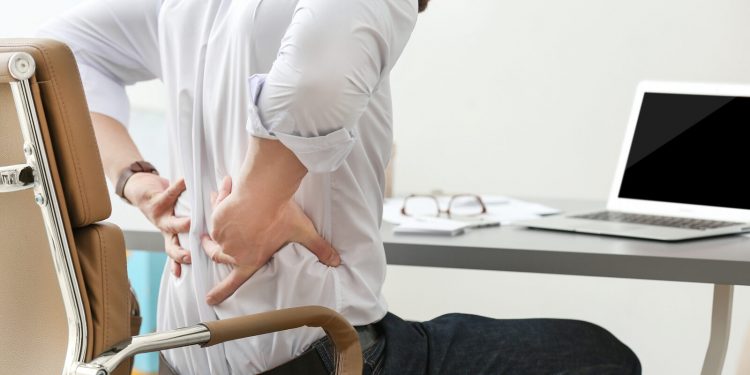 ¿Dolor de espalda?: especialista de la UPLA entrega consejos para que el teletrabajo no deje huellas en su cuerpo