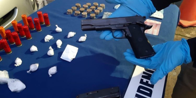 Sujeto buscado por microtráfico es sorprendido con droga y un arma en Limache