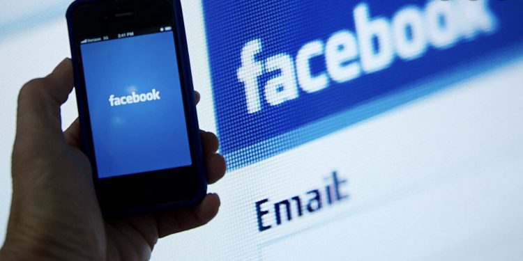 Justicia alemana obliga a Facebook a dejar de recopilar sin un acuerdo previo los datos personales de usuarios de WhatsApp e Instagram