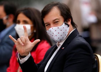 Proyecto de postnatal de emergencia fue calificado como «regresivo» por el ministro de Economía, Lucas Palacios