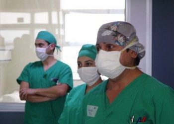 Senadora Isabel Allende presenta proyecto de acuerdo para pedir al Presidente dar por cumplidas las metas de trabajadores de la salud