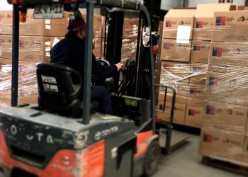 Entregarán más de 3800 computadores a cerca de 400 colegios vulnerables del país