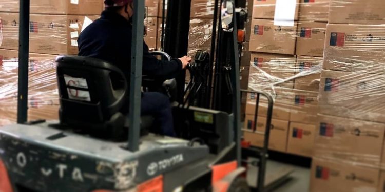 Entregarán más de 3800 computadores a cerca de 400 colegios vulnerables del país