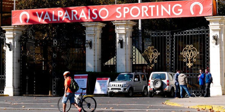 Fiscalía investiga al Sporting Club de Viña del Mar tras denuncia por infracción a la cuarentena