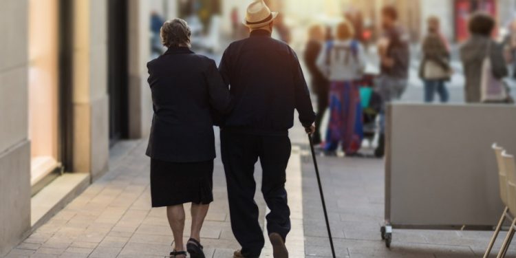 Emplazan al Gobierno para que entregue Bono Pensionados a quienes no han recibido apoyo estatal y quedarían fuera del retiro de fondos de las AFPs