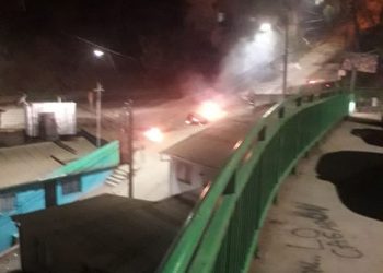 En los cerros de Valparaíso se manifestaron con barricadas acusando falta de ayuda