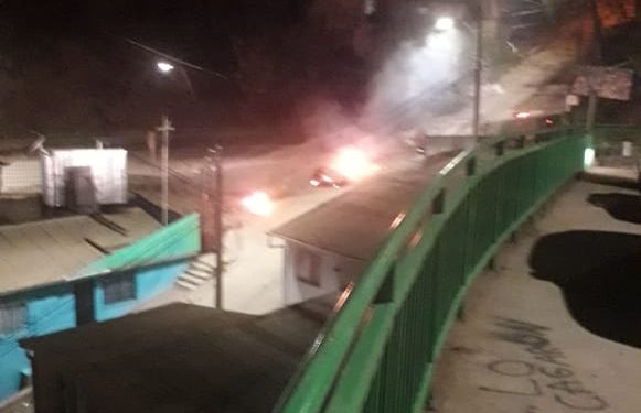 En los cerros de Valparaíso se manifestaron con barricadas acusando falta de ayuda