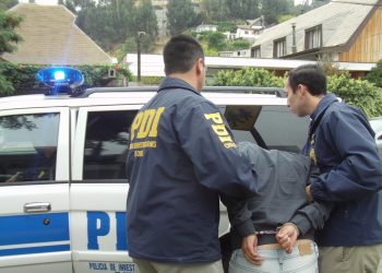 Adolescente de 15 años es detenido por asalto a mano armada contra repartidor de comida en Valparaíso