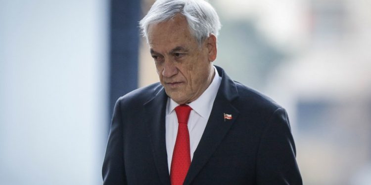 Aprobación a Piñera cae a un 23% y un 83% está de acuerdo con el retiro de fondos de pensiones según encuesta Cadem