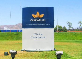 Tabacalera no cesa sus labores pese a la cuarentena y moviliza a trabajadores de comunas en confinamiento