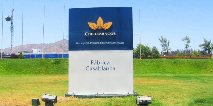 Tabacalera no cesa sus labores pese a la cuarentena y moviliza a trabajadores de comunas en confinamiento