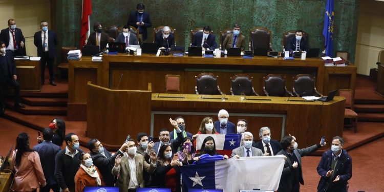 Plantean que fractura de la derecha hizo posible la aprobación del proyecto de retiro del 10% de los fondos de pensiones