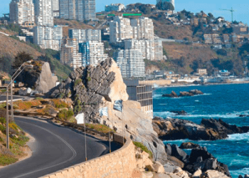 Organizaciones denuncian venta de icónica “roca de las animitas” ubicada en el borde costero de Concón