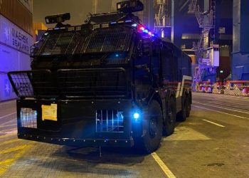 Molestia causó el arribo de dos nuevos carros lanzaagua de Carabineros al puerto de San Antonio