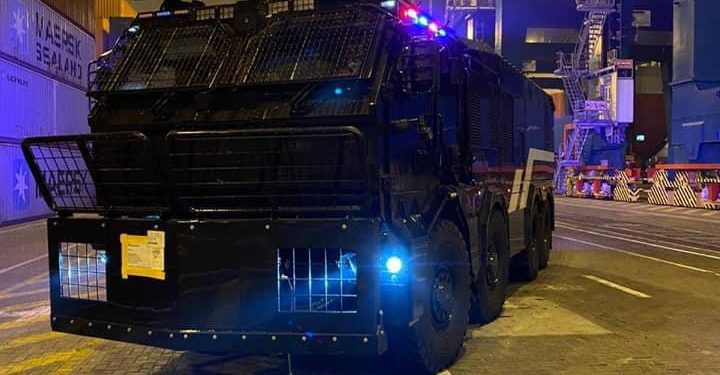 Molestia causó el arribo de dos nuevos carros lanzaagua de Carabineros al puerto de San Antonio