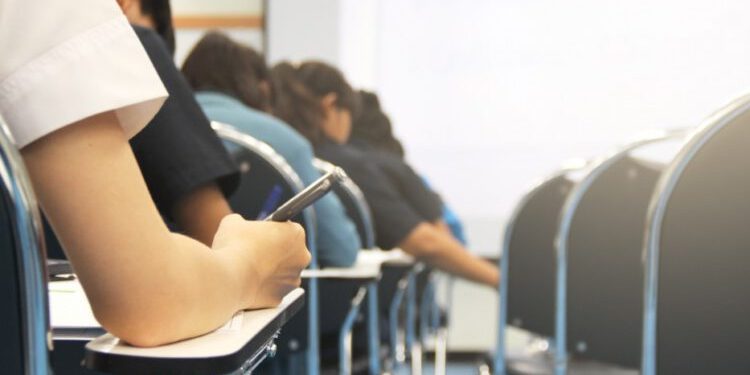 Colegio de Profesores y diputados de la Comisión de Educación dan a conocer proyecto que regula el retorno seguro a clases presenciales