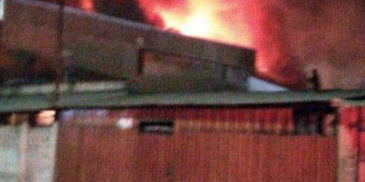Un fallecido y cuatro casas quemadas fue el resultado de un presunto ajuste de cuentas en San Felipe en plena cuarentena