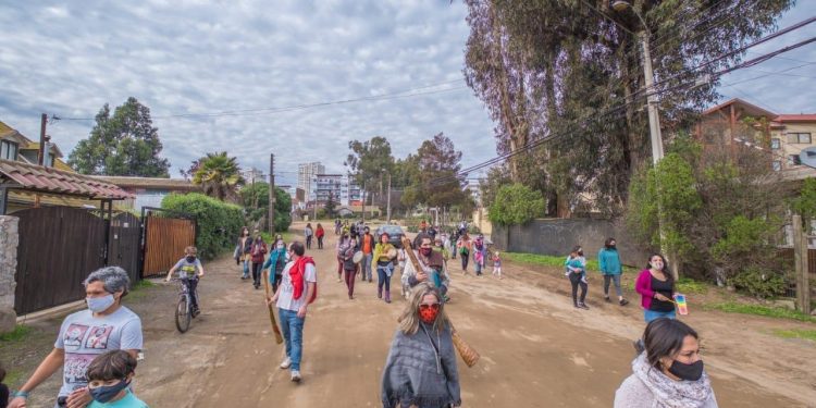 Rostros de la escena nacional rechazan pavimentación asfáltica en barrio Los Romeros de Concón