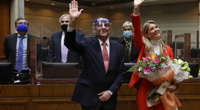 Marcela Sabat y Claudio Alvarado realizaron su juramento como nuevos senadores