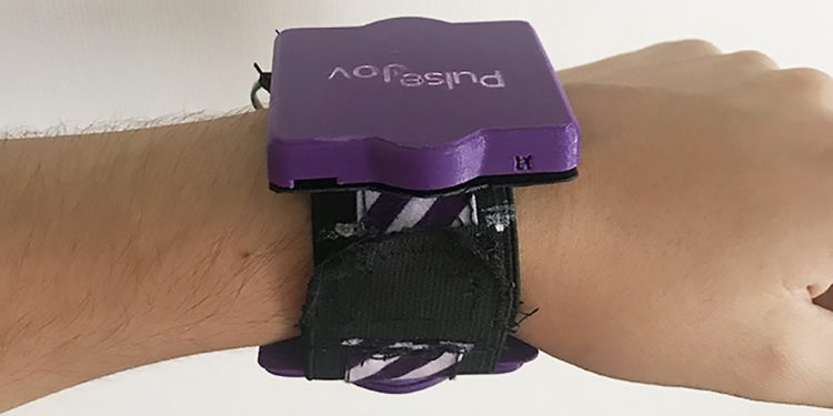 Pulsera inteligente que alerta sobre crisis epilépticas es creada por ingeniero de la UPLA