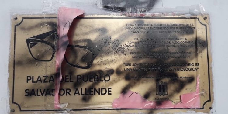 Senadora Isabel Allende lamenta atentado contra el monolito de su padre en la Plaza del Pueblo de Valparaíso